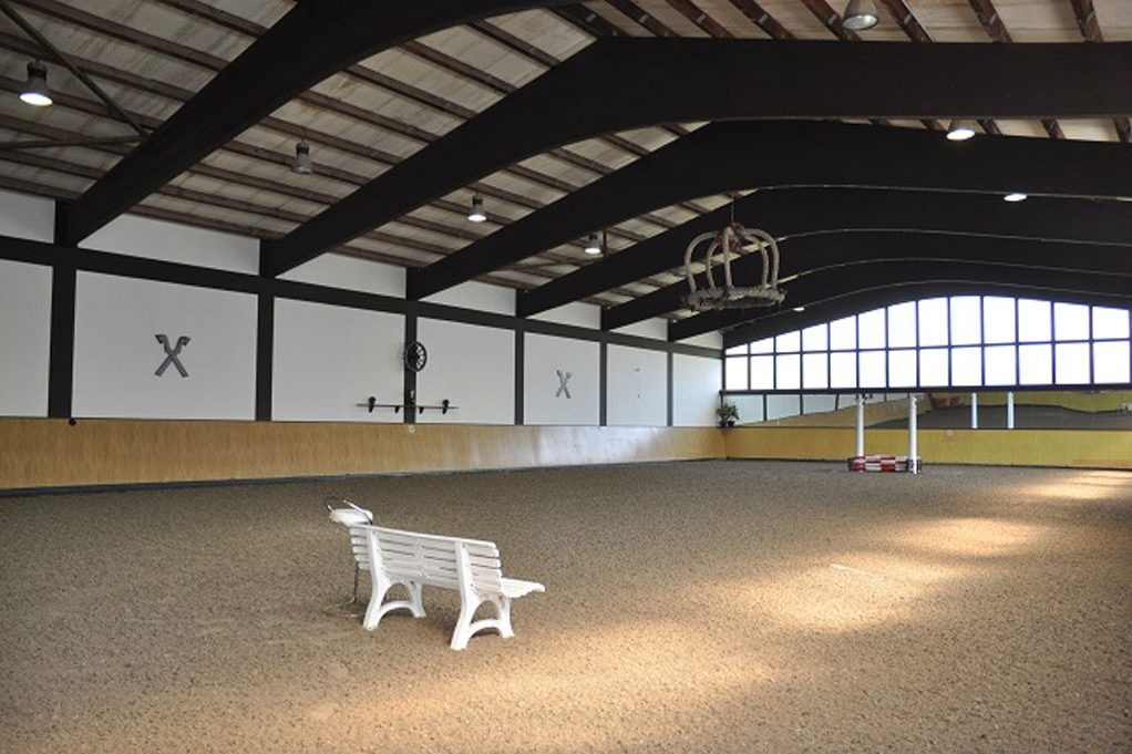 Reithalle mit Spiegel an kurzer Seite