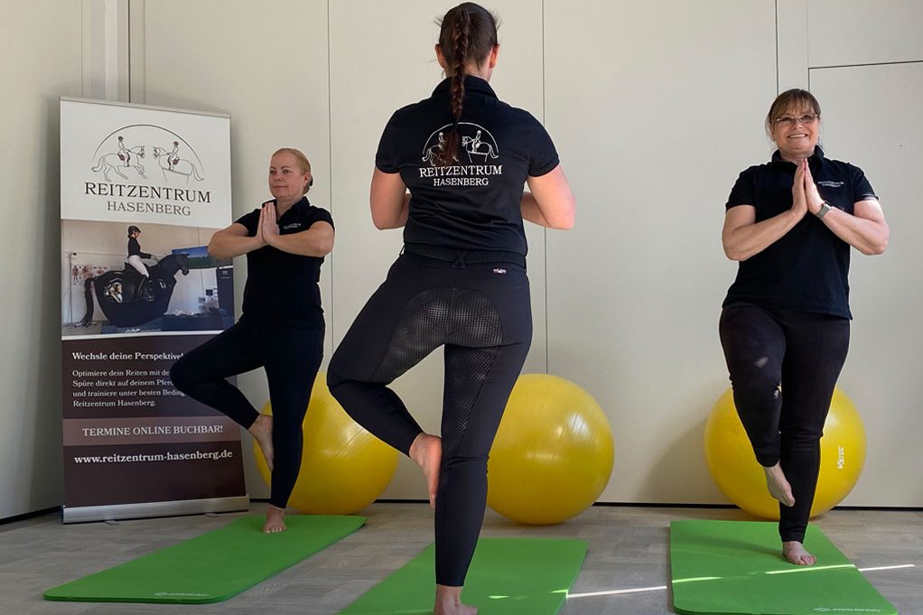 Yoga im Fitnessraum